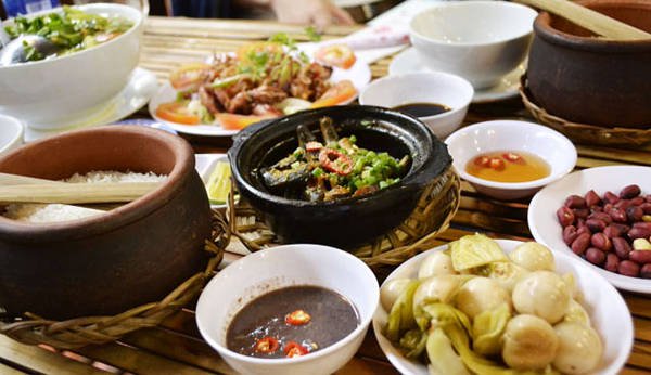 Cơm niêu, cơm đập là món ăn quen thuộc ở Đà Lạt.